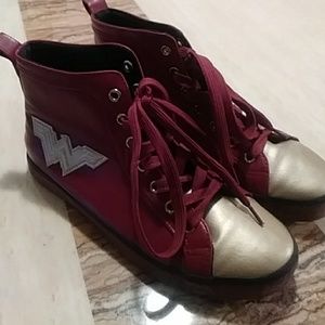 Wonder Woman Converses